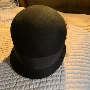 Vintage round wool black hat with feather accent Accessories | Vintage Round Wool Black Hat With Feather  main image 3